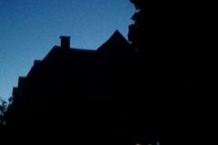 Silhouette des Hauses vom Garten aus