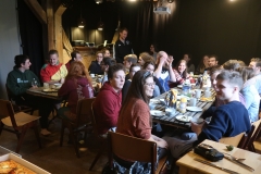 Essen in der Scheune