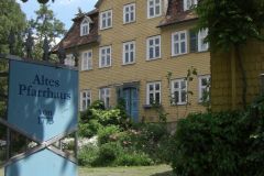 Eingang zum Pfarrhaus